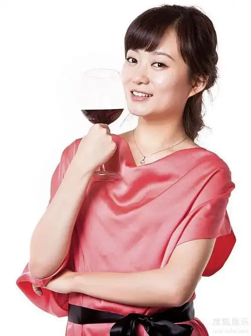 的谍战戏《暗渡》在北京杀青,在其中饰演"苏小英"的内地女演员魏冉