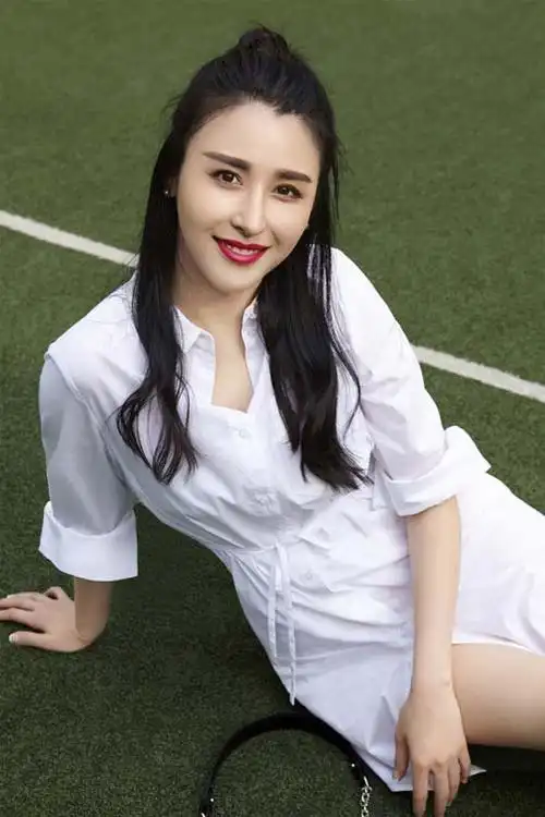 穆熙妍时尚写真曝光 风格百变攻气足