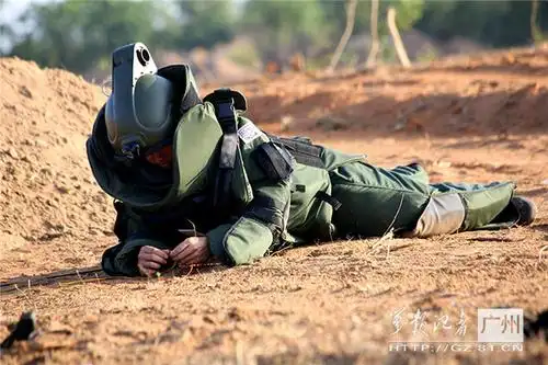 揭秘解放军扫雷的惊心动魄穿36公斤排爆服汗如雨下
