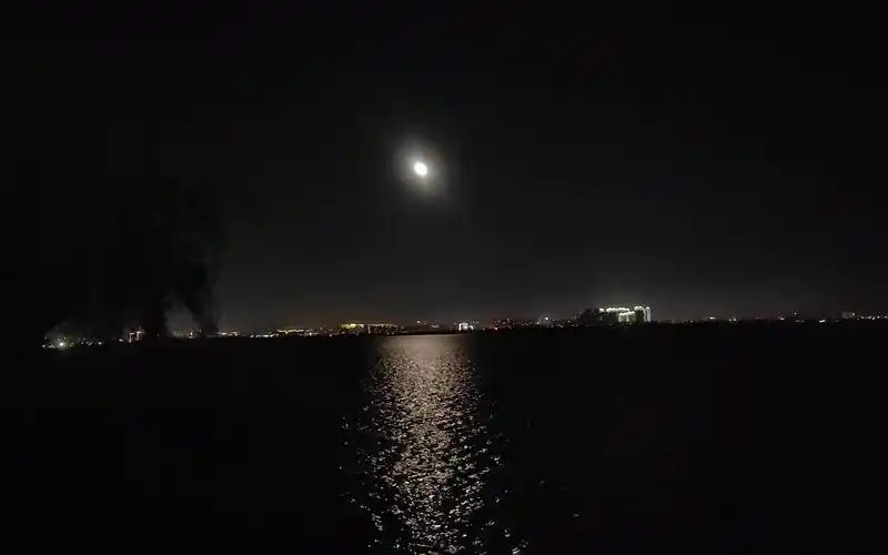 滇池观景台的夜景配上鞠南曲