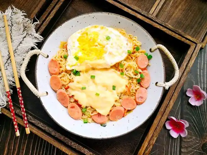奶香芝士方便面【所需食材】:方便面,火腿肠,鸡蛋,牛奶,芝士片【烹饪