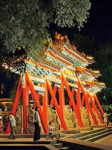 这座牌坊金碧辉煌,是大明湖的标志.