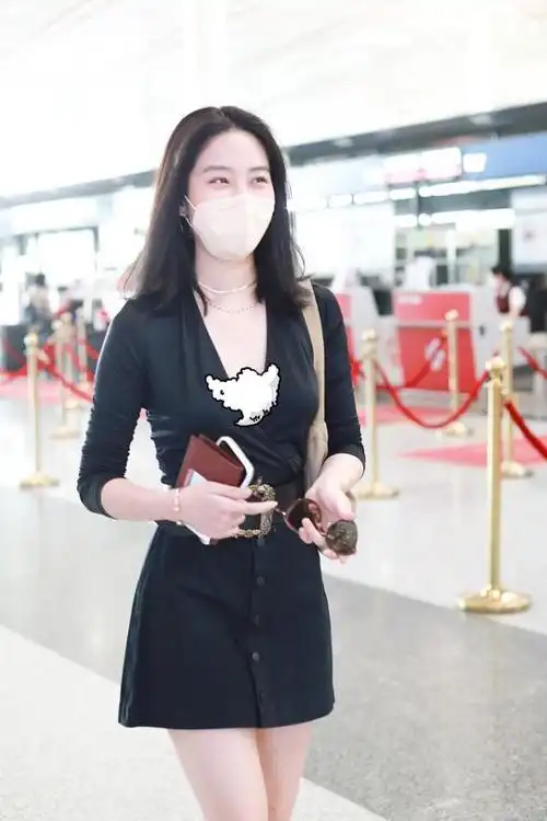 杨采钰的身材真挺极致的穿着简单的黑裙v领都快到胃了