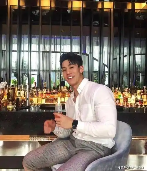 185cm华裔肌肉男模,健硕身材棱角分明,令无数网友着迷_健身