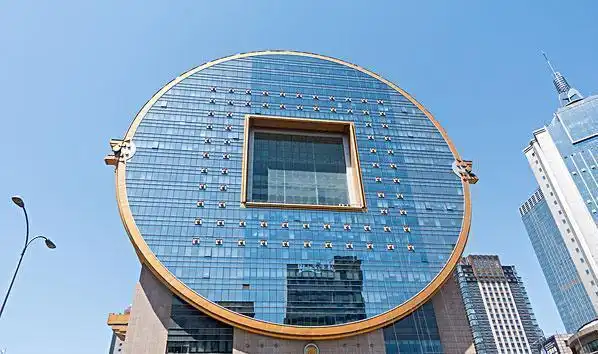 在沈阳,"丑陋"的地标性建筑颇受欢迎,如铜钱,天子宾馆等.