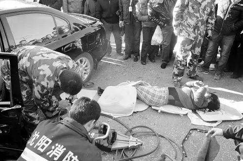 两车相撞瞬间 车里飞出个大活人