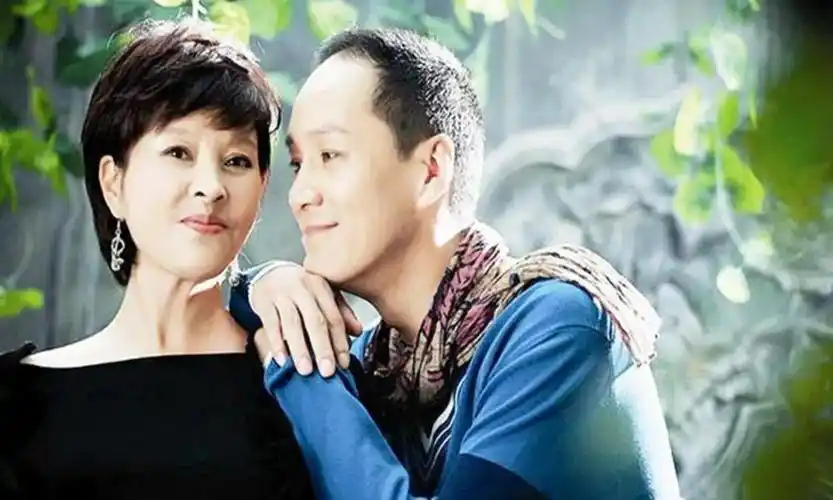 46岁央视女主持李文静,坦言不喜欢孩子,和老公坚持做丁克一族