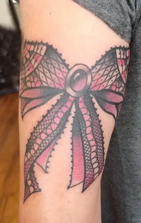蕾丝蝴蝶结纹身男生手臂上彩色的蕾丝蝴蝶结纹身图案