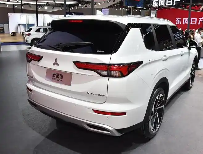 新款三菱欧蓝德实车亮相外观很霸气57座都有搭载15t动力