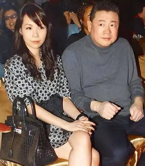 刘銮雄前妻晒国外近照,20亿分手费生活富裕,女儿颜值瞩目接地气