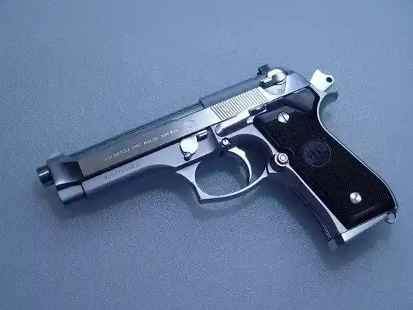 银行抢劫案来说,当时的普通洛杉矶警员装备的还是贝雷塔92fs手枪