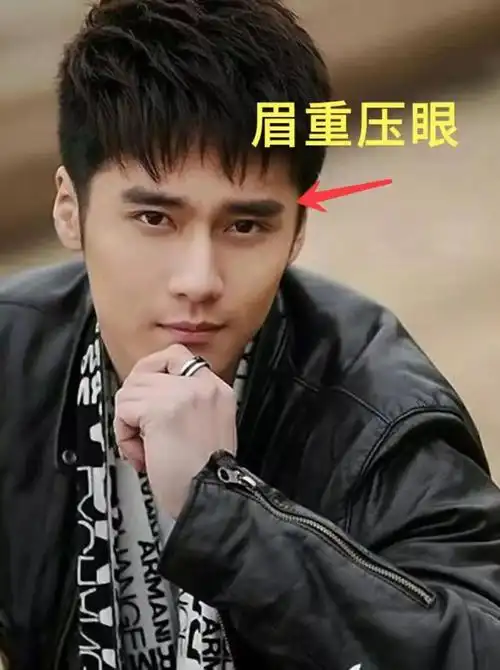 从面相上看,蒋劲夫也是眉重压眼,眼为君眉为臣,君臣不相应,代表他性格