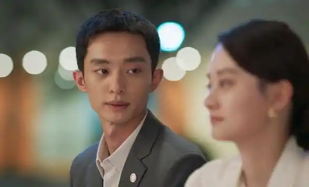 在近期热播的电视剧《城中之城》中,观众们随着赵辉与沈婧的命运起伏