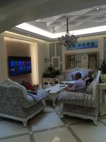 发友们在大厅看电视.