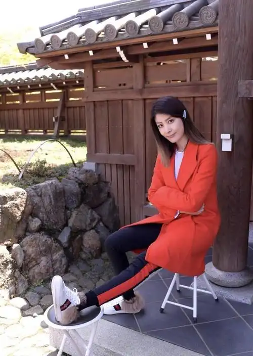 陈慧琳终于换风格皮衣内搭运动背心秀出小蛮腰高腰皮裤显腿长