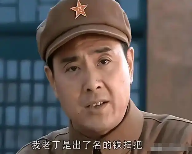 回顾他在亮剑饰演丁伟48岁爆红今66岁在农村别墅养老