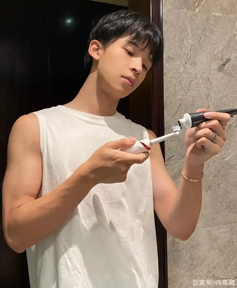 在卫生间刷牙时自拍的英俊小奶狗,逆天颜值加魔鬼身材,羡慕吗!