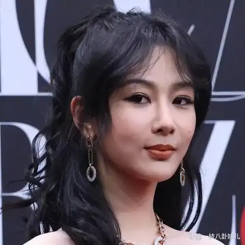 明星们齐齐现身时尚芭莎红毯,盛装出席晚会,可这次当红女明星的生图却