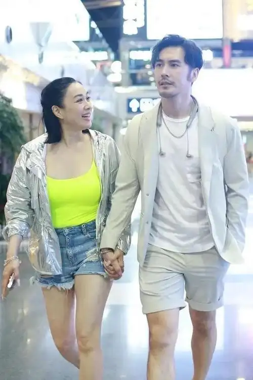 钟丽缇携小12岁老公出门吊带配短裤化身少女全程十指秀恩爱