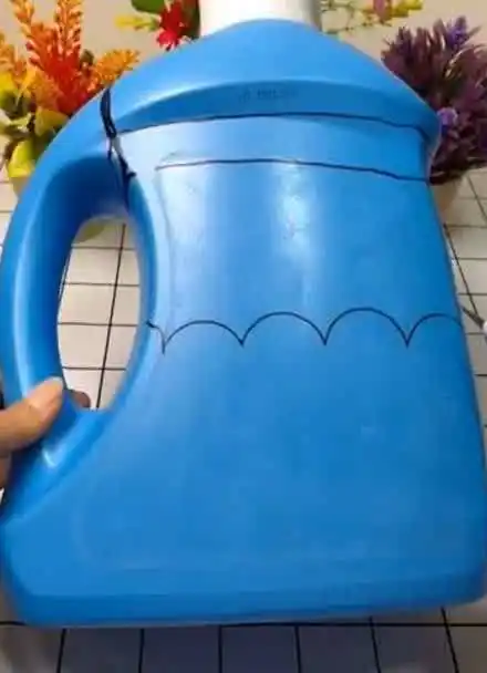 废弃的洗衣液桶,变成了漂亮的花盆