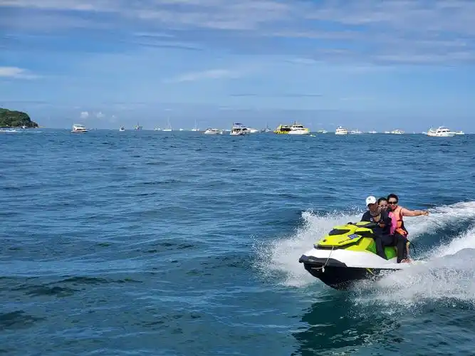 鸿洲国际游艇会出海体验