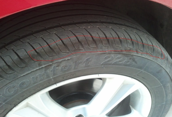 高速后汽车四个轮胎内外侧各有一圈明显的黑圈,是什么原因造成的?