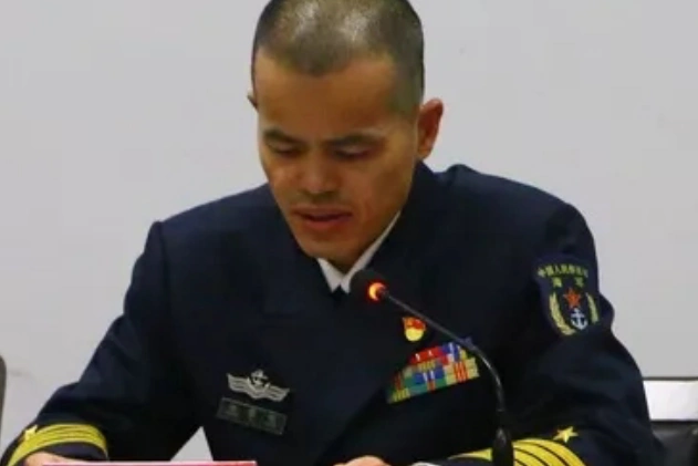 杨黎明, span class="ref" data-ctrid="2j80ethggsu">曾任宁波舰舰长