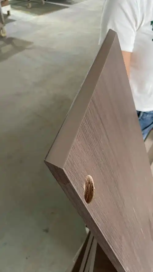 柜门斜切设计避免了在柜门上开槽,保留了柜子的完整性,在视觉上能够