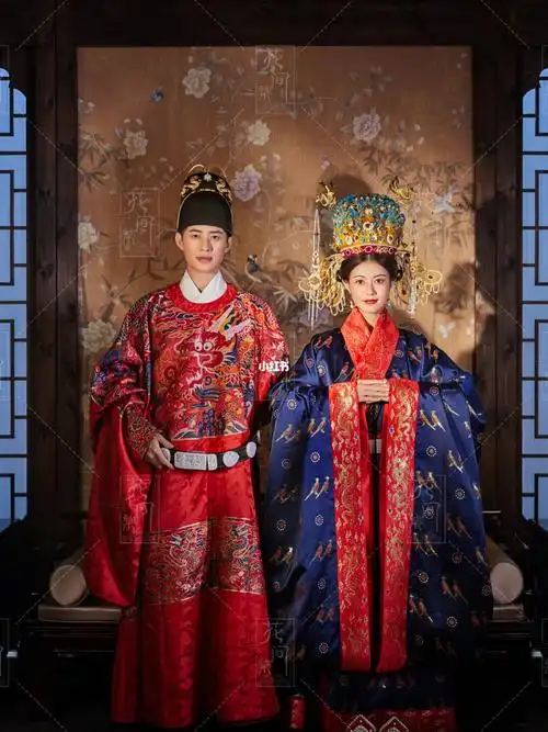 明朝皇后的朝服(礼服),名为翟衣,其衣深青,配礼服冠,领为红