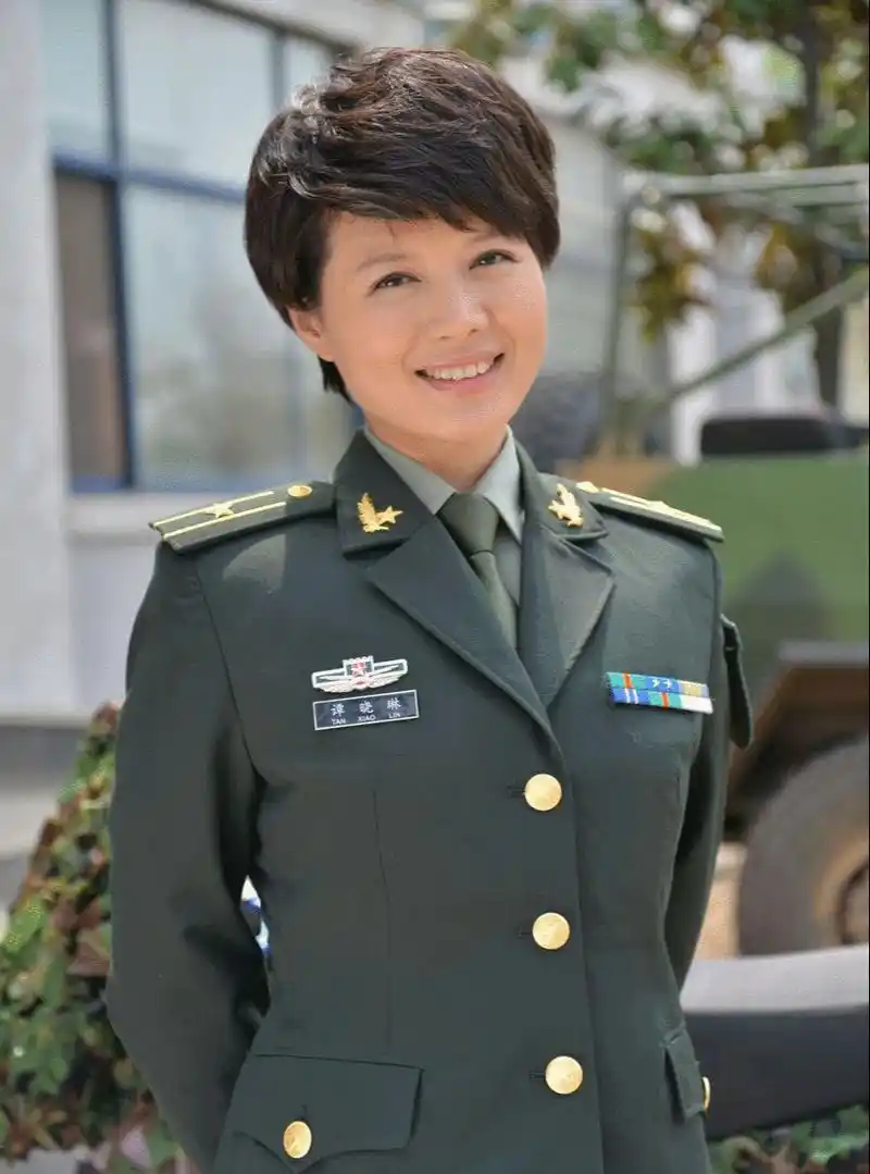 "军旅霸王花"程愫,一手捧红丈夫却被抛弃,为养娃重新复出