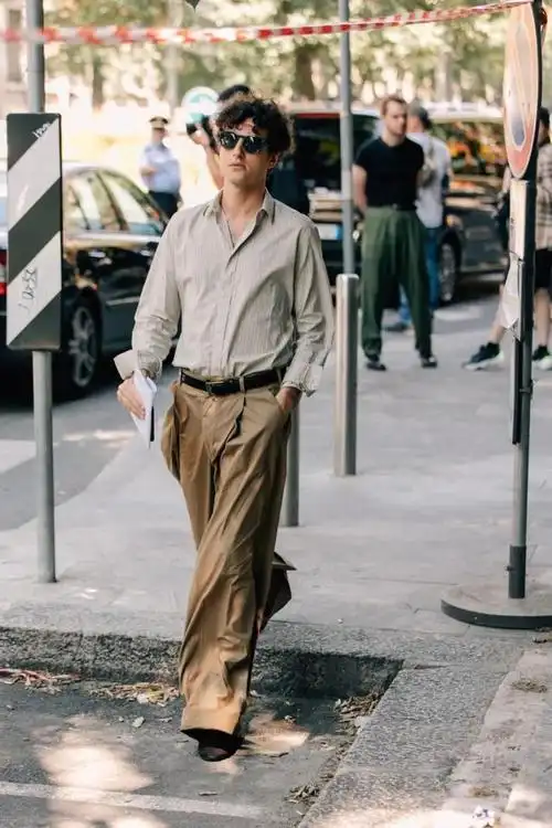 男人上了年纪,尽量少穿西裤!今年流行这3款裤 上衣,帅气不油腻