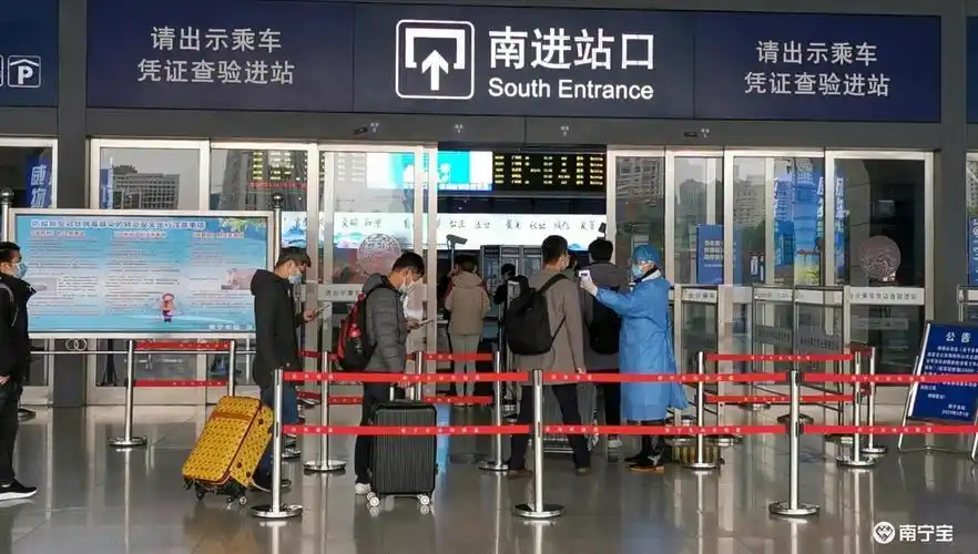 10日上午9时许,记者来到南宁东站南进站口看到,进站的旅客较少,所有