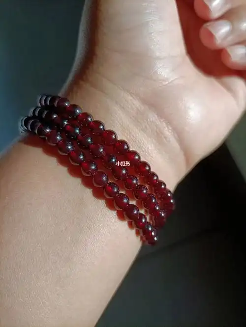 一点冰裂,暗点都没有,基本就可以判定是假的了#石榴石  #天然石榴石