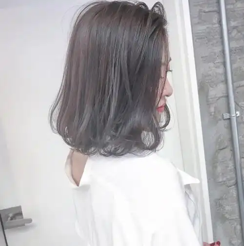 总之很适合温暖的秋冬▼02橄榄雾棕显高级的橄榄雾棕就是橄榄绿和棕色