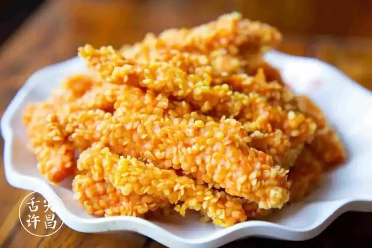 金黄色的雪花鸡柳一口就忘不掉酥脆玉米雪花片裹皮完整保留了特色风味