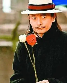 原创结婚30年无子无绯闻冯小刚为其下跪颁奖长相不出众但演技是真好