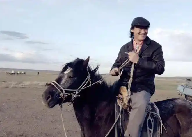 吉祥三宝爸爸布仁巴雅尔遗体告别众多粉丝淋雨为他流泪送行