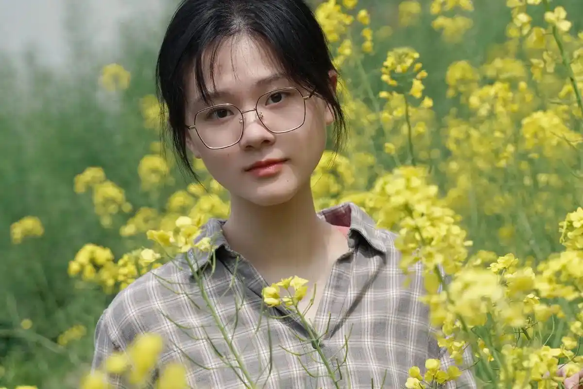 油菜花的花语是什么? #大学生 #人像摄影 #春暖花开奔你而 - 抖音