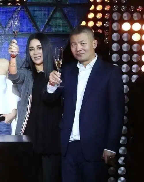 那英儿子高兴:被父亲抛弃留下阴影,母亲再婚后继父待他如亲儿子