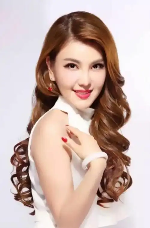 乌兰图雅照片36岁乌兰图雅又发福