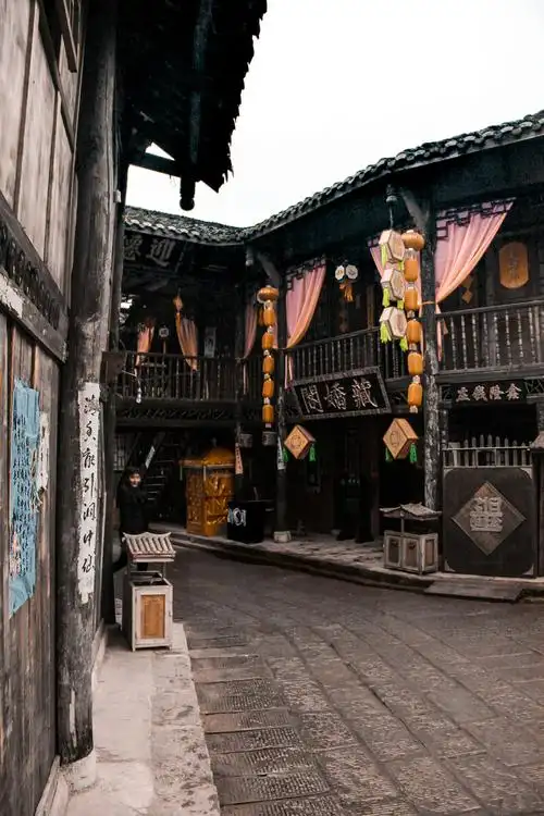 龙隐镇是西南地区独一无二完整体现民国时期小镇生活风貌的古镇位于