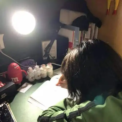 女孩通宵赶作业,隔天上学发型成"焦点",老师看后既心疼又想笑