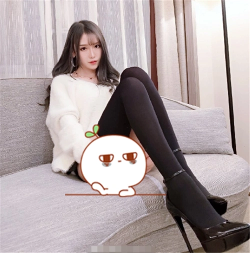 原创腐团儿想秀腿却暴露脚的大小这脚不去踢足球可惜了