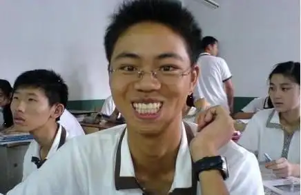 这个戴眼镜的男的叫什么