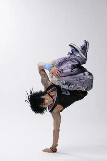 资料图片:韩国舞王poppin贤俊精彩写真(33)