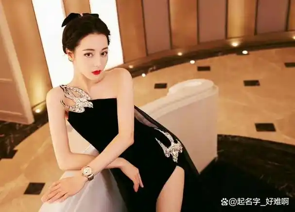 一袭黑色开衩连衣裙衬托得迪丽热巴像一只高贵的黑天鹅,美得咧