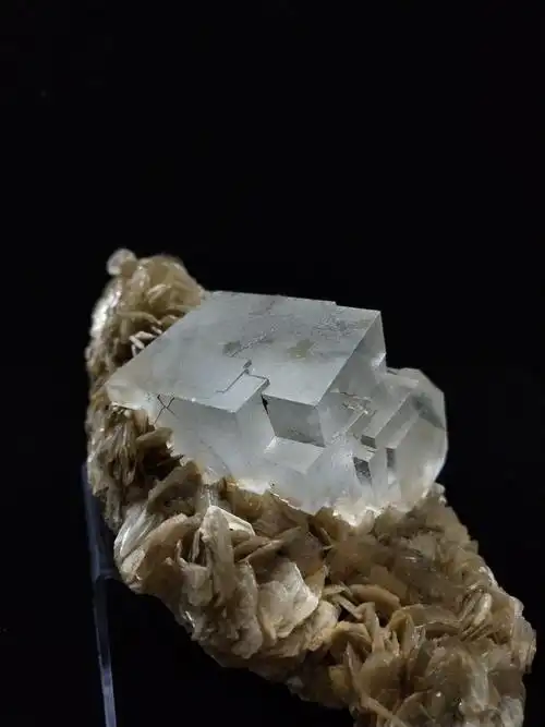 透明度好,达到玻璃质的,大都是小晶体. 萤石组合极为丰富.