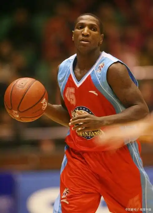 卡尔·马龙:铁膝之谜,篮球巨星的耐用膝盖揭秘!