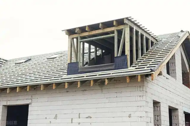 农村自建小别墅斜坡顶屋面用金属瓦的几种结构搭建方式解析