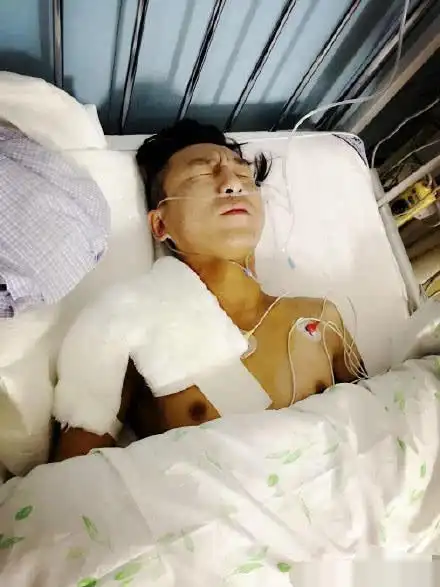 陈羽凡疑似毒瘾发作图片流出表情痛苦网友辟谣不是真的